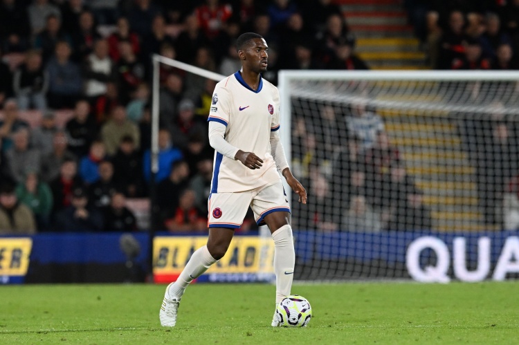 v站-阿达拉比奥尤：生涯首秀是代表曼城1-5输给蓝军；儿时偶像有很多