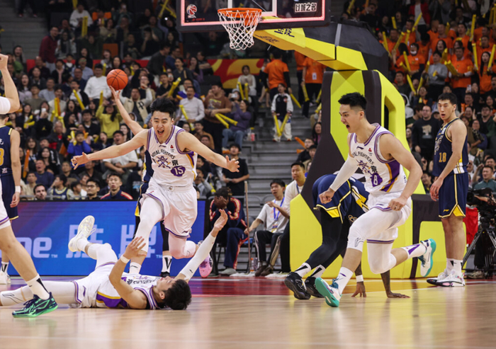 7胜11负不下课！张庆鹏带队战绩不佳，“5人”却让他稳坐帅位|北控|陈国豪|萨林杰|沈梓捷|篮板_新浪体育_新浪新闻