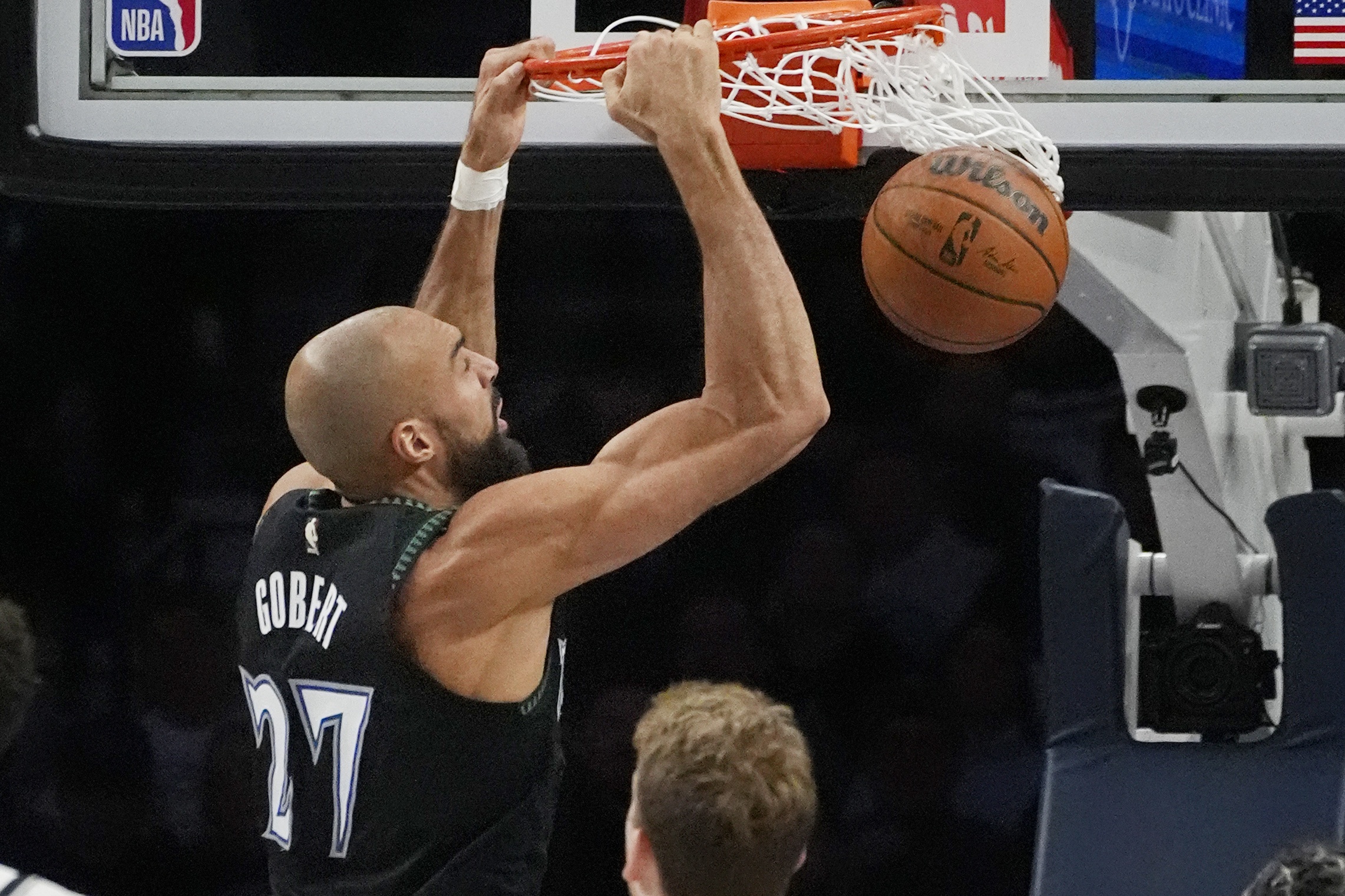 v站-标配两双！戈贝尔5中5得到11分10板 防守给力送2断4帽&amp;但罚球5中1