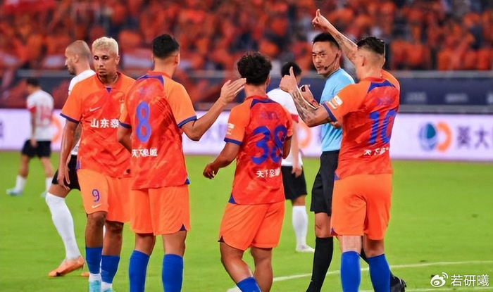 v站体育-马德鲁加曾被视为鲁能离队热门,如今为何依然没走,原因找到了|阿尔瓦罗|洛佩斯|本菲卡足球俱乐部|山东泰山|克雷桑_新浪体育_新浪新闻