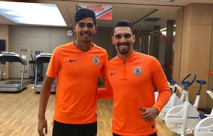 v站体育-马德鲁加曾被视为鲁能离队热门,如今为何依然没走,原因找到了|阿尔瓦罗|洛佩斯|本菲卡足球俱乐部|山东泰山|克雷桑_新浪体育_新浪新闻