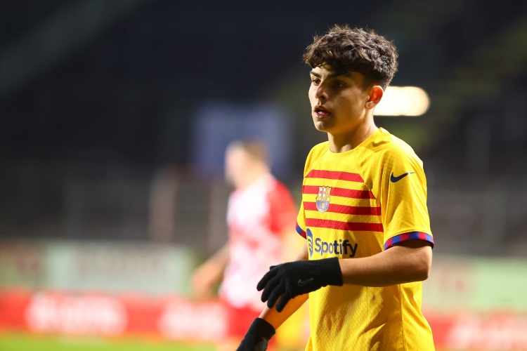 v体育-18岁上演巴萨一线队首秀！每体：埃斯帕特来自拉玛西亚，曾踢中场