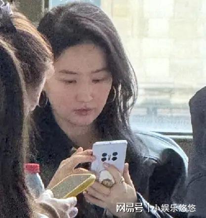 v体育-路人镜头下的刘亦菲胖到不忍直视,手指头跟小柱子似的,好雷人!