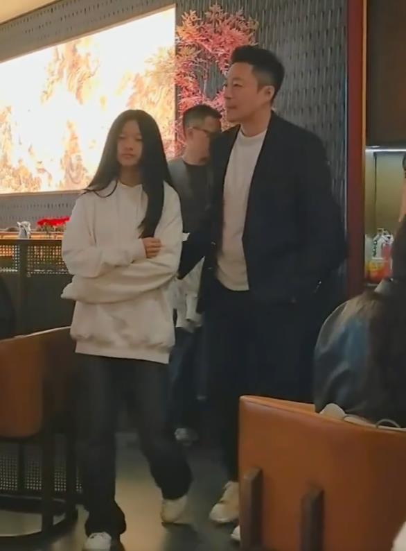 v站体育-大S女儿玥儿开通账号,用烟花缅怀母亲,小S和徐妈同时关注