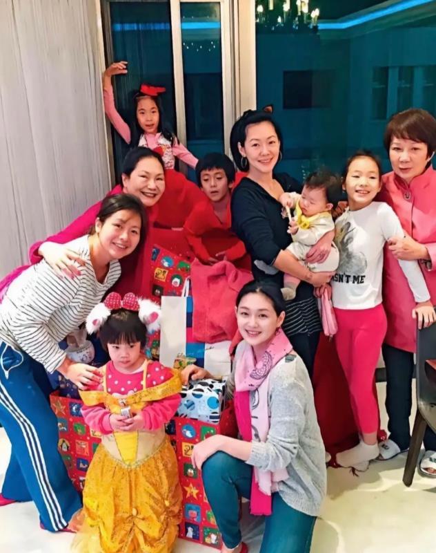 v站体育-大S女儿玥儿开通账号,用烟花缅怀母亲,小S和徐妈同时关注