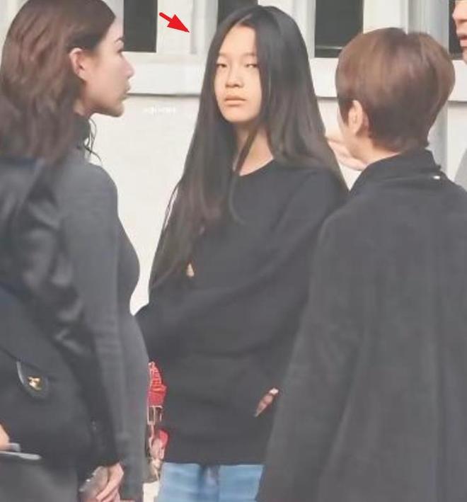 v站体育-大S女儿玥儿开通账号,用烟花缅怀母亲,小S和徐妈同时关注
